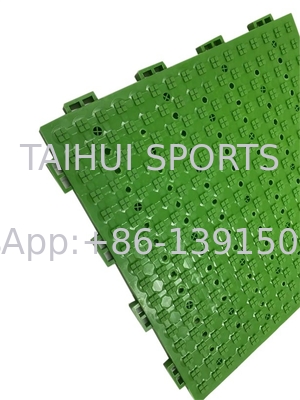 Synthetische banden met een perfecte drainage voor basketbal en tafeltennis.